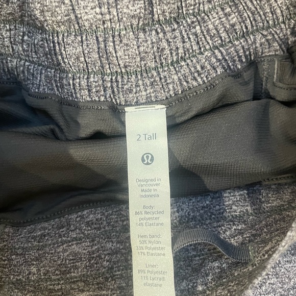 Lululemon hotty hot short 4.5” inseam size 2 - Picture 2 of 6